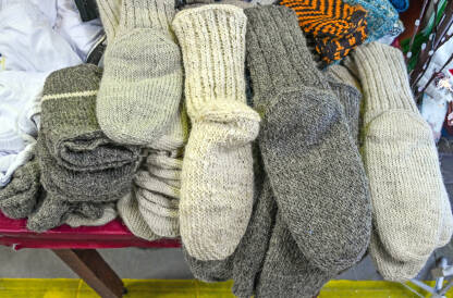 Tople vunene čarape na prodaju na pijaci. Ručni rad. Pletene čarape.