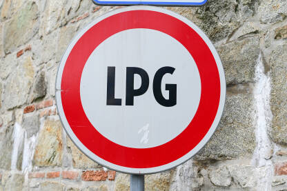 Vozilima sa LPG pogonom nije dopušteno parkirati u podzemnim garažama. Saobraćajni znak - Zabranjen saobraćaj za vozila na LPG. Vozilo na ukapljeni naftni plin. LPG zabrana.
​