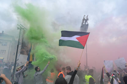 Sarajevo, BiH, 22. oktobar 2023.: Protest podrške palestinskom narodu. Protest solidarnosti. Ljudi na demonstracijama sa zastavama Palestine i transparentom. Podrška narodu Gaze. Šareni dim