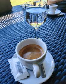 Šoljica kafe sa čašom vode