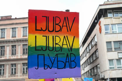Poruke na Povorci ponosa u Sarajevu. Natpis na baneru: Ljubav je ljubav. LGBTIQ protest.
