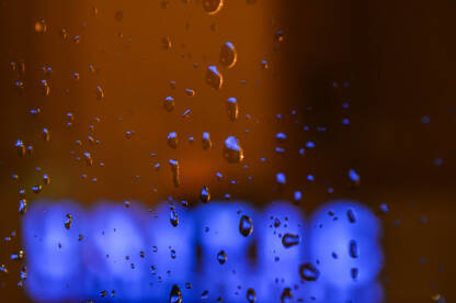 Kapljice kiše na prozoru