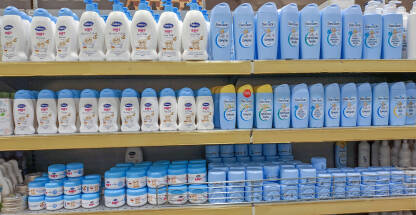 Šamponi, kupke i kreme za bebe. Mlijeko i ulje za tijelo u trgovini. Kozmetika za bebe.