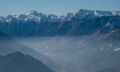 Planina Prenj okružena snijegom i maglom.