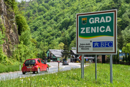 Tabla sa natpisom Grad Zenica. Federacija Bosne i Hercegovine.