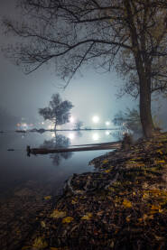 Noćna fotografija uz rijeku Unu sa drvećem u magli.