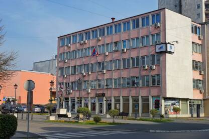 Zgrada u centru Gradiska u kojoj se nalazi Fond PIO, Fond zdravstvene zaštite, Gradska Boracka organizacija, Razvojna agencija Raga, Parking sluzba, Kuca Lijevca i Potkozarja i druge organizacije.