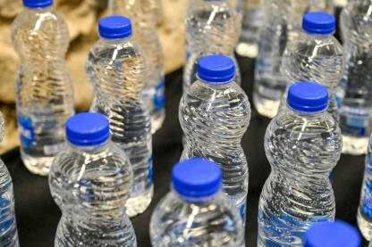 Flašice vode u fabrici vode. Plastične flaše napunjene vodom. Plastične boce vode u postrojenju za flaširanje vode. Industrija vode.