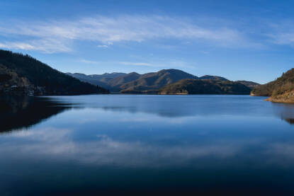 Jezero Zaovine je kristalno čisto planinsko jezero nastalo na rijeci Rzav, opština Bajina Bašta u Srbiji, a krase ga brojni zalivi, modro-zelena boja vode, i guste četinarske šume na obali.