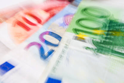 EU valuta. Novčanice eura, izbliza. Novčanice od 100, 20 i 10 eura. Novac u Evropskoj uniji. Valuta eurozone.
