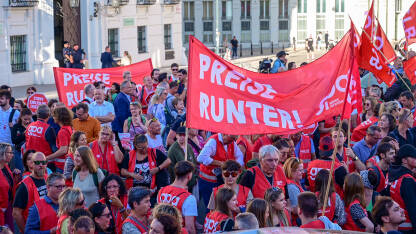 Beč, Austrija: Protesti sindikalaca. Ljudi sa transparentima na demonstracijama. Protesti protiv inflacije.