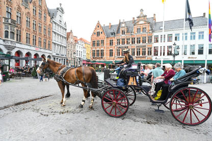 Bruges, Belgija: Centralni gradski trg. Konj i kočije.