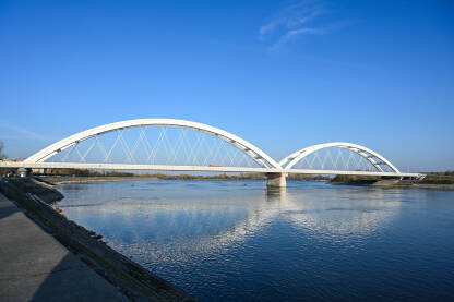 Most na rijeci Dunav u Novom Sadu. Arhitektura. Moderni bijeli metalni željeznički most. Čelični most preko rijeke.