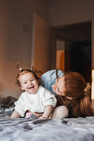 Jutarnja rutina mame i bebe kroz osmijeh i igru. Ljubav,sreća i radost.