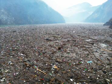 Na Drini kod Višegrada nalaze se tone smeća, a godišnje se iz jezera HE Višegrad se izvadi od 6.000 do 8.000 metara kubnih.