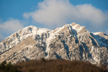 Planina Čvrsnica pod snijegom i oblacima.