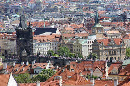 "Zlatna"prijestonica Češke, Prag jedna je od omiljenih destinacija za turiste. Posebna atrakcija je Praški zamak koji, osim što je znamenitost sama za sebe, nudi pogled na cijeli grad.