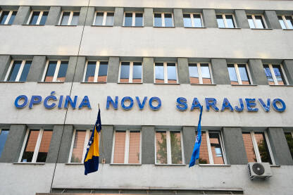 Zgrada opštine Novo Sarajevo. Novo Sarajevo jedna je od devet općina Sarajevskog kantona i jedna od četiri općine / opštine Grada Sarajeva.