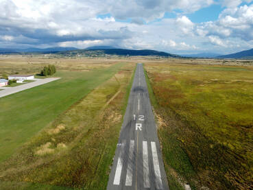 Aerodromska pista u polju. Aerodrom Livno, BiH.