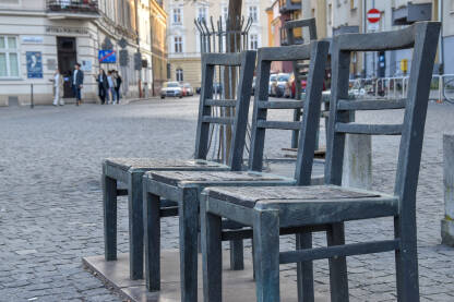 Sa trga Bohaterów u Krakovu, Jevreji su slati u koncentracione logore. Danas su na tom trgu memorijalne stolice, spomenik režisera Romana Polanskog.