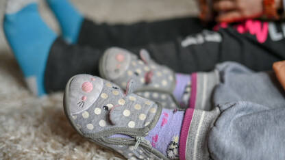 Cipela za djevojčice, krupni plan. Papuče na bebinim nožicama. Dječja stopala. Djetinjstvo. Obuća