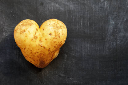 Krompir u obliku srca na crnoj podlozi.