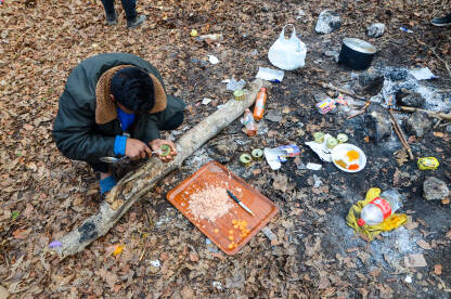 Migranti u blizini Bihaća pripremaju obrok u šumi. Balkanska ruta. Izbjeglice u Bosni i Hercegovini.