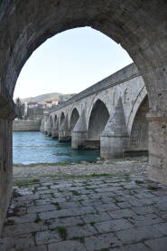 Na Drini ćuprija, vjekovima star most koji spaja dvije obale na hladnoj rijeci Drini.