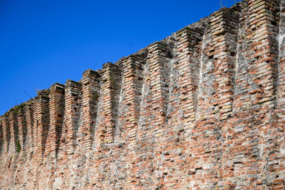 Stari kameni zid na tvrđavi.