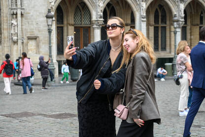 Turisti prave selfie na ulici.