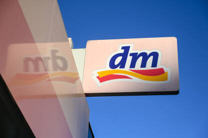 Logo DM shopa. Simbol Drogerie markt.