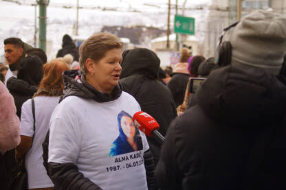 Majka ubijene Alme Kadić, Sevda Kadić na protestima.