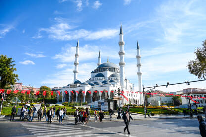 Ankara, Turska: Džamija u centru grada. Melike Hatun džamija.