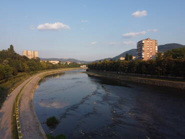 Naselje Jalija, bulevar i rijeka Bosna snimljeni iz zraka.