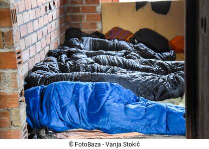 Migranti i izbjeglice spavaju u vrećama u napuštenoj zgradi. Ljudi u vrećama za spavanje. Skvot u Bihaću. Dom penzionera iznutra.
