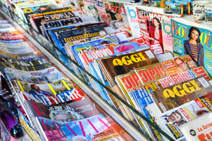 Dnevne i sedmične novine na kiosku. Časopisi izloženi u trgovini. Kiosk s novinama u Italiji.