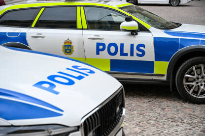 Švedski policijski automobili označeni natpisom POLIS na gradskoj ulici. Patrolno vozilo švedske policije parkirano na ulici u gradu.