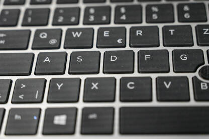 Tastatura na laptopu. Slova na tastaturi.