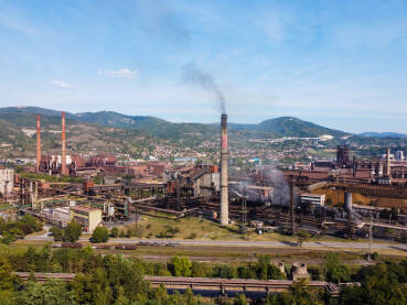 Željezara Zenica, BiH. Snimak dronom na industrijski kompleks. Tvornički dimnjak ispušta dim u okoliš.
