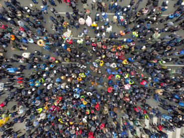 Grupa ljudi na ulici, snimak dronom.