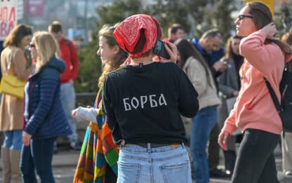 Studentski protesti u Srbiji Studenti blokiraju ulicu u Beogradu. Studentske blokade. Djevojka sa natpisom BORBA na majici.