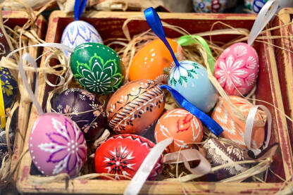 Šarena uskršnja jaja, krupni plan. Raznobojna uskršnja jaja u korpi. Ukrašena jaja za Uskrs. Suveniri.