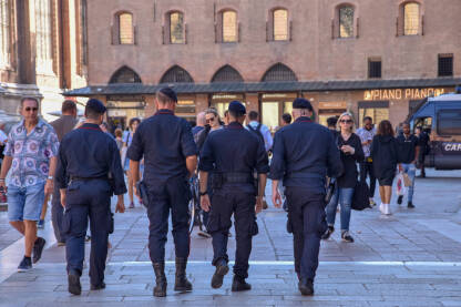 Italijanska policija na ulici. Policajci hodaju ulicom.