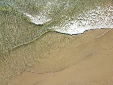 Valovi na moru, snimak dronom. Valovi na pješčanoj plaži. Jadransko more, Albanija.