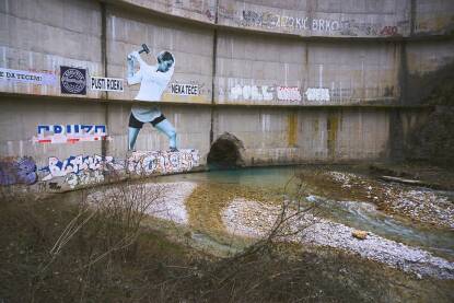 Brana na rijeci Baščici u naselju Idbar,  općina Konjic, BiH. Izgrađena 1959. godine