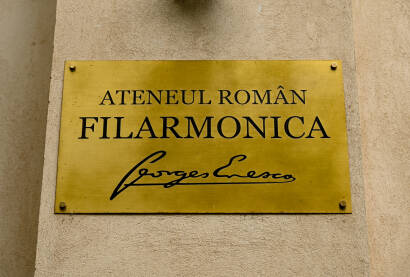 Filharmonija u Bukureštu, Rumunija Tabla sa natpisom rumunske filharmonije. Filharmonijski orkestar George Enescu, smješten je u dvorani Romanian Athenaeum.