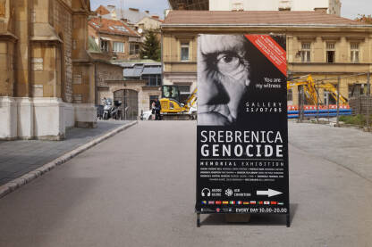 Galerija 11/07/95, Sarajevo Galerija 11/07/95 je memorijalna umjetnička galerija smještena u Sarajevu, Bosna i Hercegovina. To je javna ustanova posvećena očuvanju sjećanja na genocid u Srebrenici.