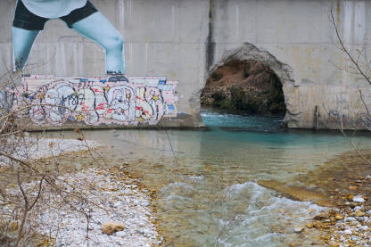 Cesta kroz napuštenu branu prema naselju Idbar. Konjic,BiH
