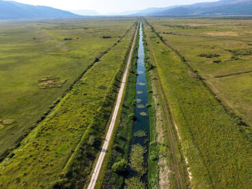 Kanal u Livanjskom polju, snimak dronom. Voda u kanalu. Sistem navodnjavanja i odvođenja viška vode iz polja.