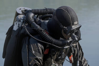 Ronilac u kompletnom, vodootpornom, odijelu